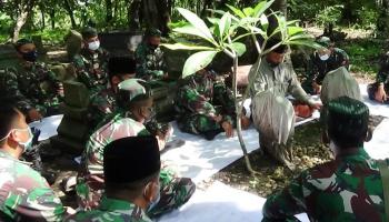 Satgas TMMD 110 Kodim Bojonegoro Ziarah Makam Leluhur Desa Jatimulyo